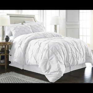 3-Pieces White Pinch Pleat Pintuck Comforter Set